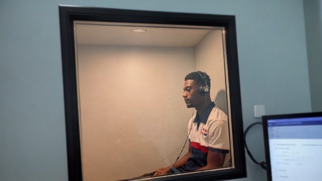 Audioprotésica entrega dispositivos auditivos de última generación a atleta dominicano