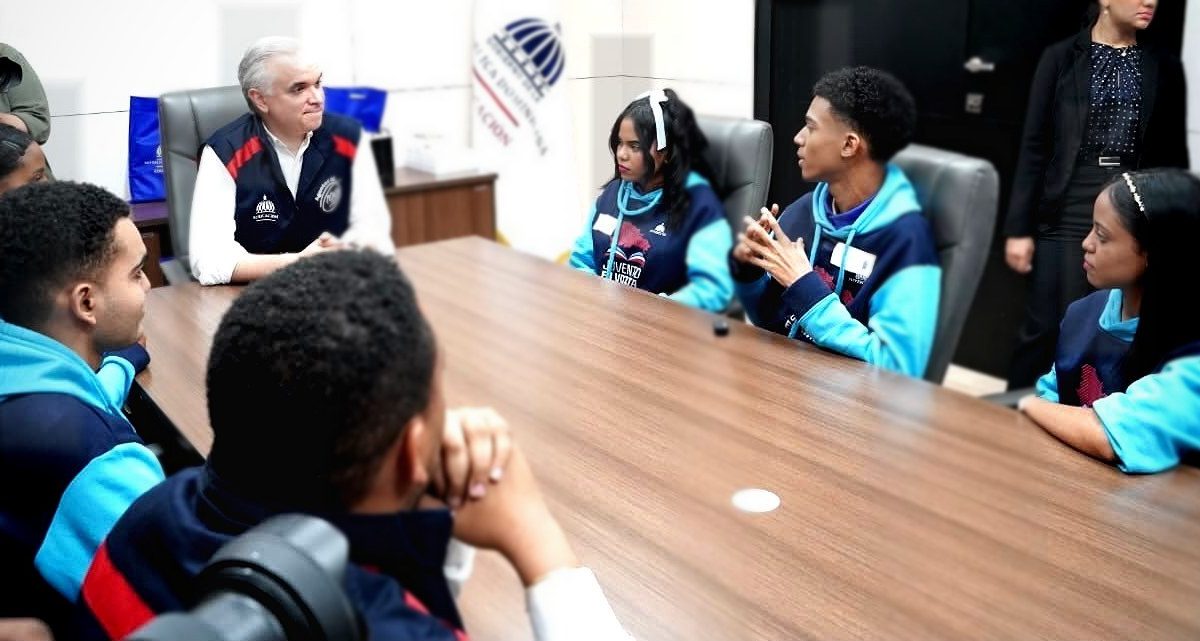 Jóvenes dominicanos rompen récord de lectura en desafío nacional