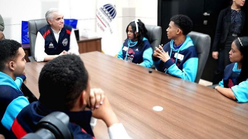 Jóvenes dominicanos rompen récord de lectura en desafío nacional