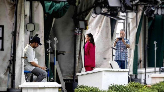 Trump enfrenta oposición de cadenas de televisión