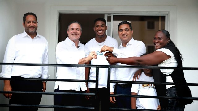 Atleta dominicano recibe apartamento como reconocimiento a su trayectoria deportiva