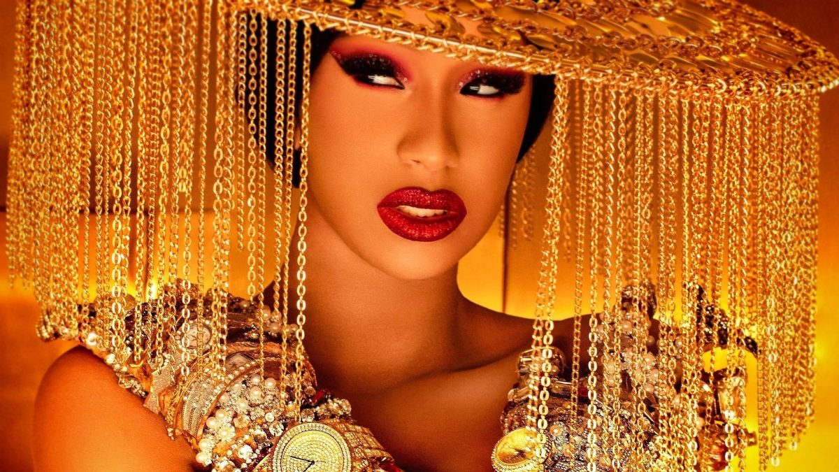 Cardi B visita casa de abuelos dominicanos y ayuda a limpiar