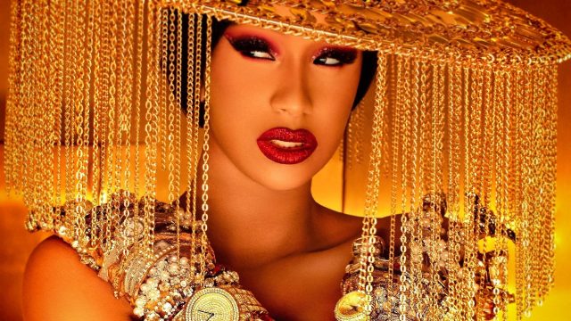 Cardi B visita casa de abuelos dominicanos y ayuda a limpiar