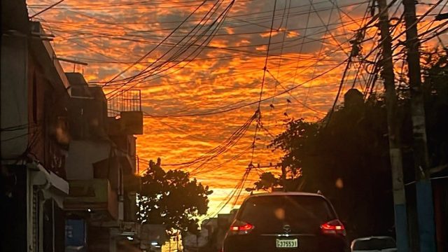 Cielo rojizo ilumina amaneceres en Santo Domingo