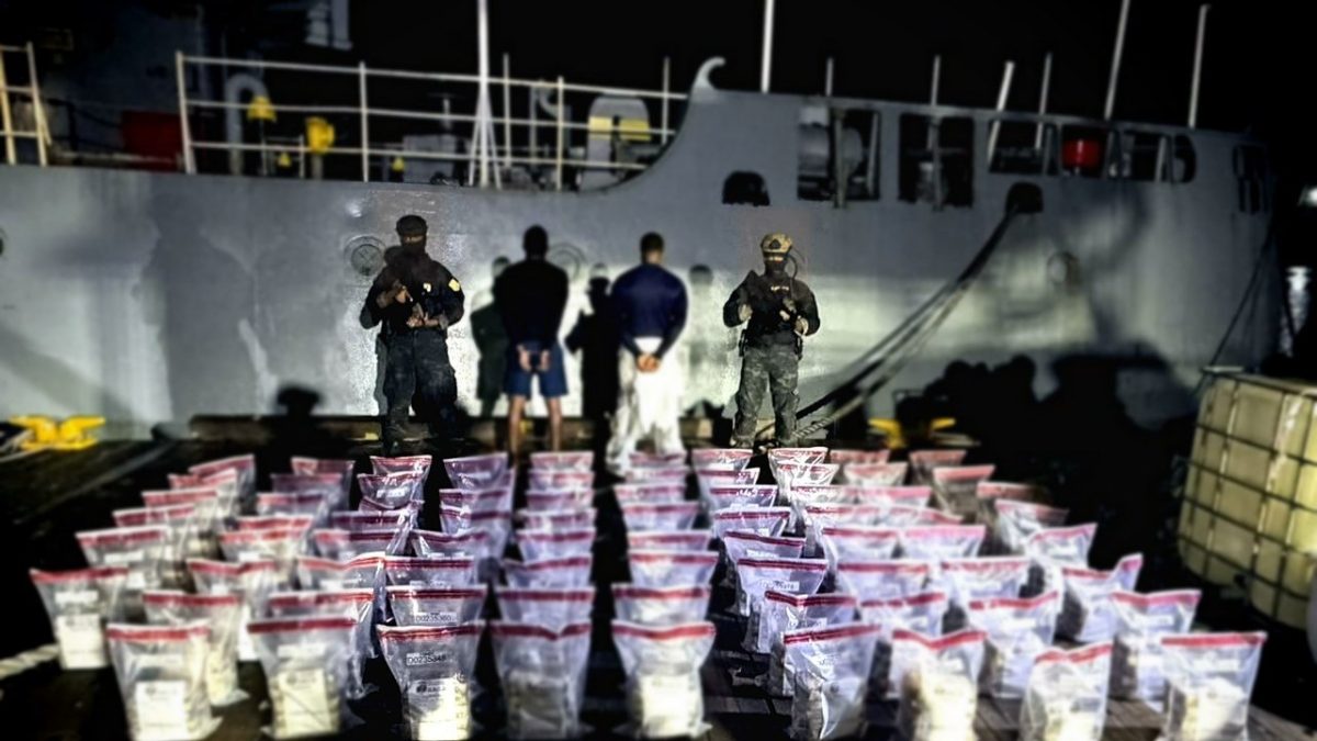 Detienen a dos dominicanos tras interceptar 389 paquetes de cocaína en Baní