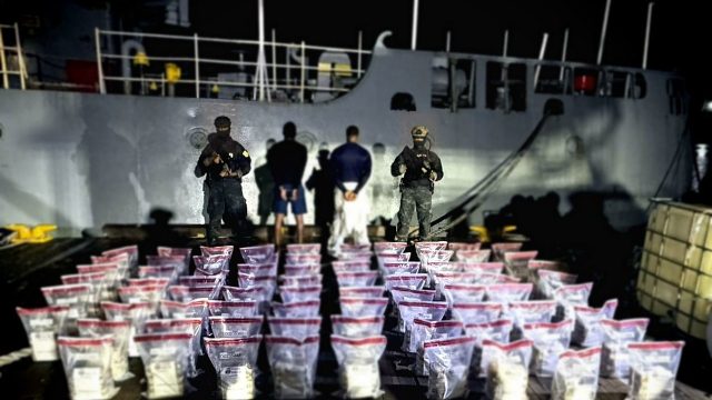 Detienen a dos dominicanos tras interceptar 389 paquetes de cocaína en Baní