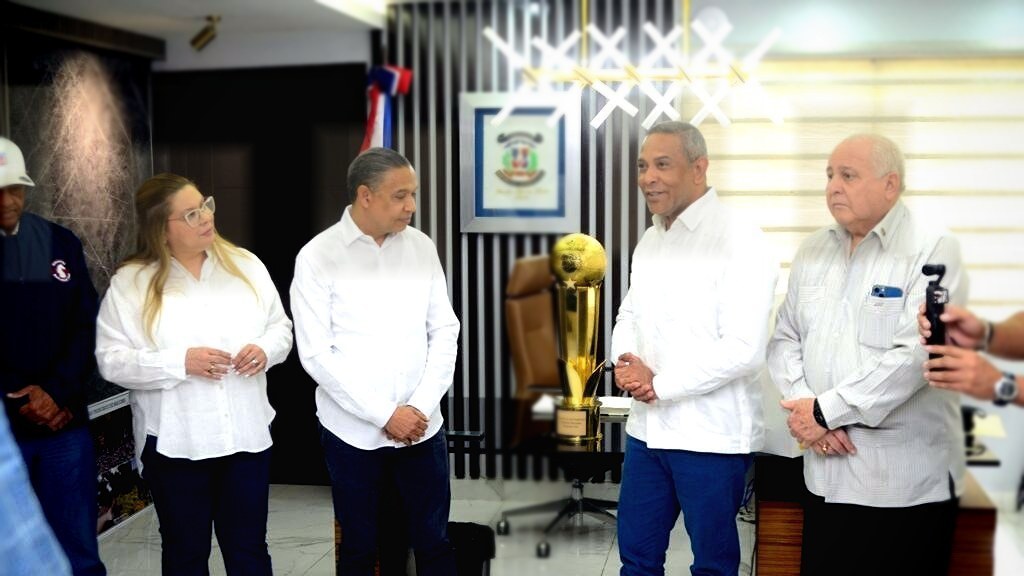 Franco Romero entrega la copa a los Gigantes de San Francisco