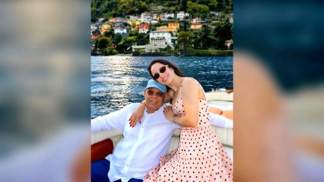 Gómez Díaz se ríe ante las fotos de Alis Custodio durante su viaje a Italia