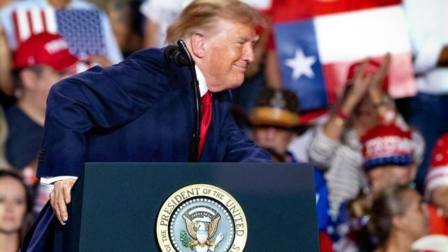 Interrupciones polémicas marcan mitin de Trump en San Antonio