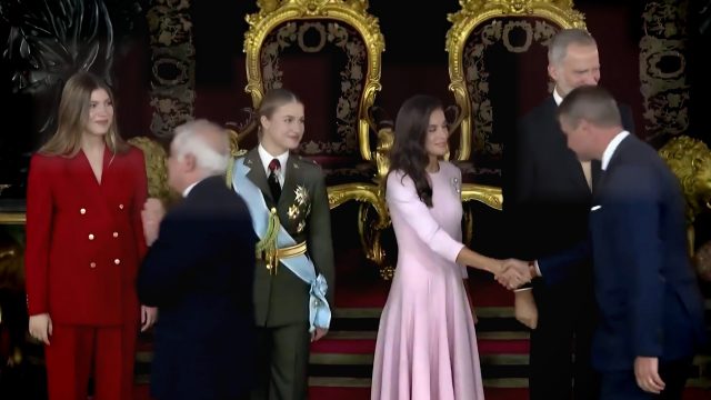 Irán: Embajador evita dar la mano a la reina Letizia