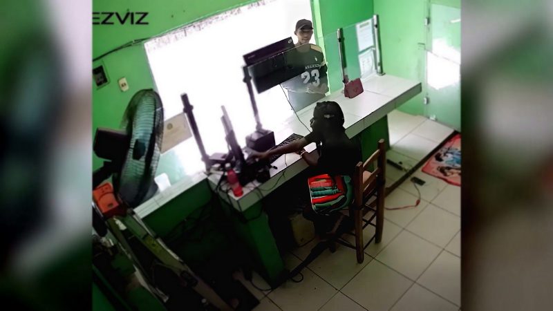 Joven acusado de robar efectivo en banca de lotería JMA de Guayubín