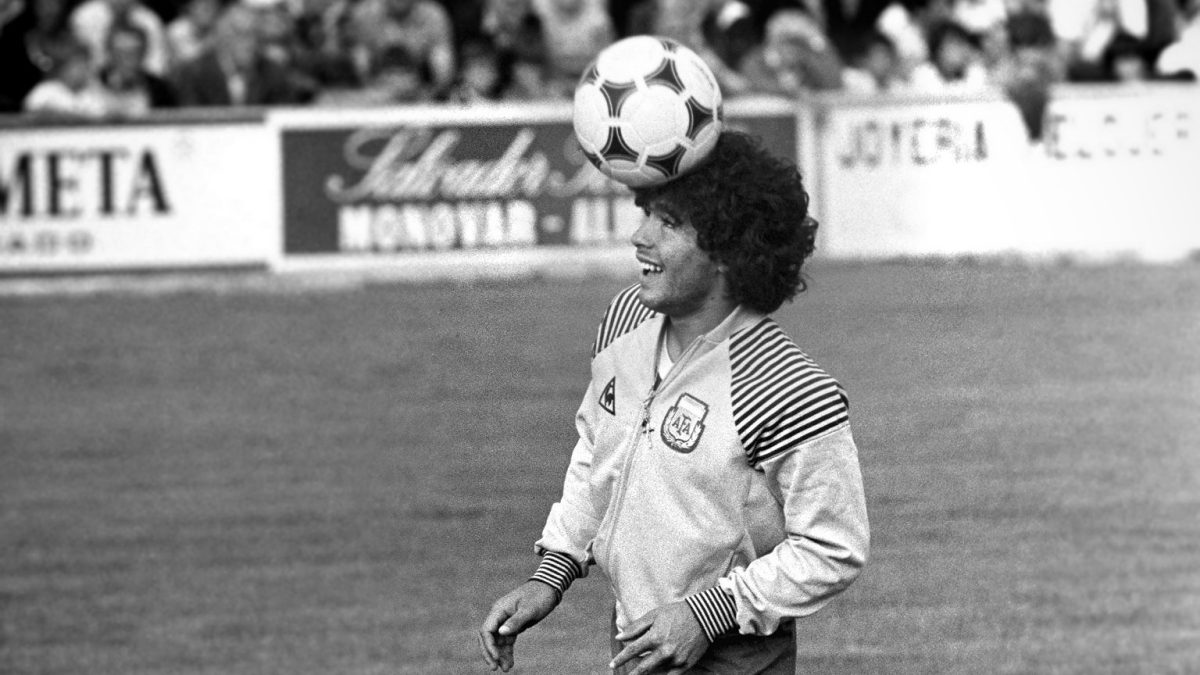 Maradona: 50 años desde su debut que marcó la historia del fútbol