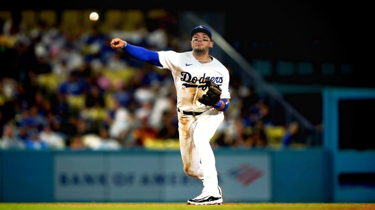 Miguel Rojas se despide de la MLB tras 13 años de juego