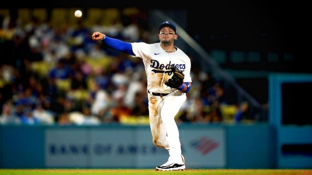 Miguel Rojas se despide de la MLB tras 13 años de juego