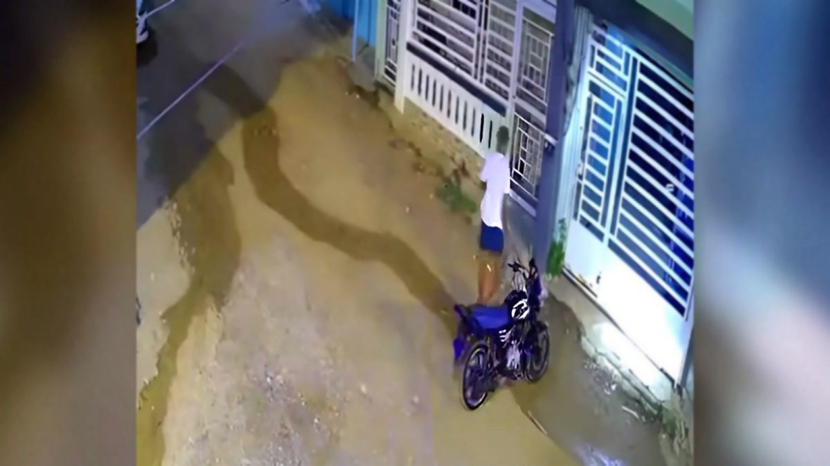 Perro se lleva la cena mientras el dueño estaciona la moto