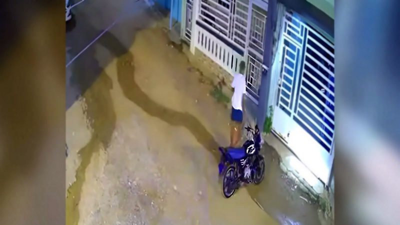 Perro se lleva la cena mientras el dueño estaciona la moto