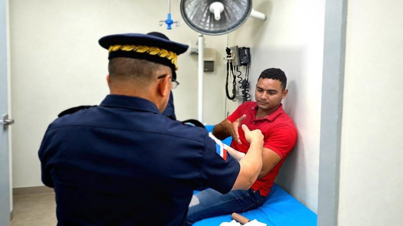 Policía Nacional visita a agente SWAT herido en allanamiento de Santiago