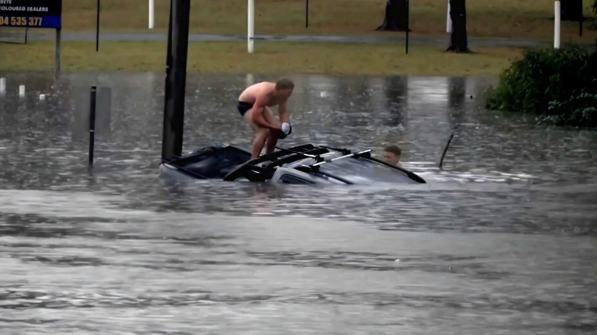 Reportero y transeúnte arriesgan vidas para salvar a hombre en inundación de Brisbane