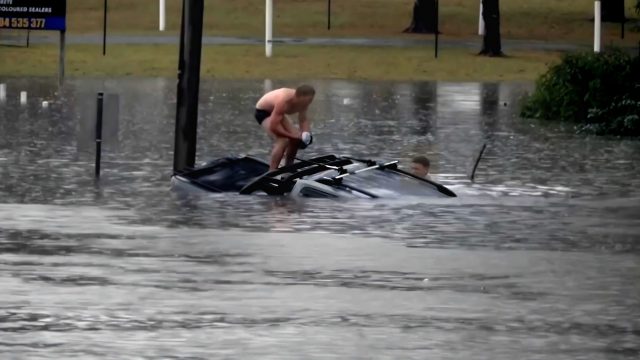 Reportero y transeúnte arriesgan vidas para salvar a hombre en inundación de Brisbane