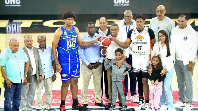 Santo Domingo celebra el saque de honor del director del aeropuerto en el TBS