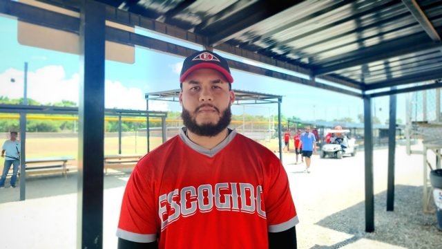 Víctor Santos se readies para la temporada de béisbol con el Escogido